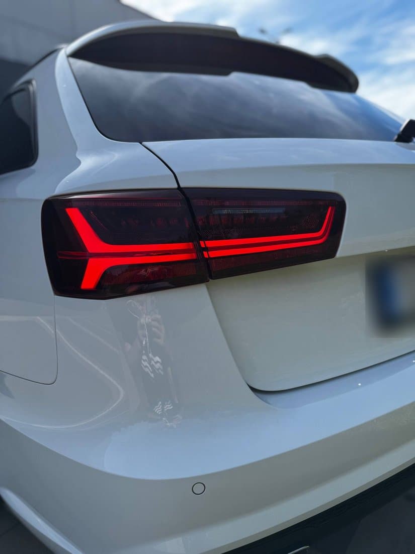 Zadní LED svítilna bílého Audi zblízka