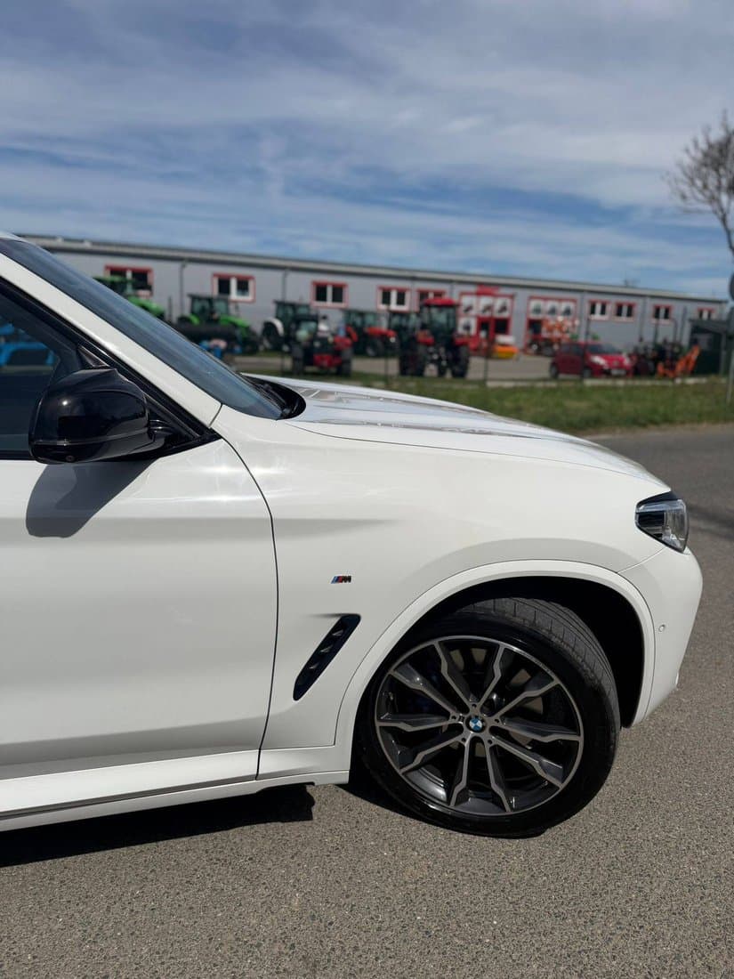 Kolo a podběh bílého BMW X3 zblízka