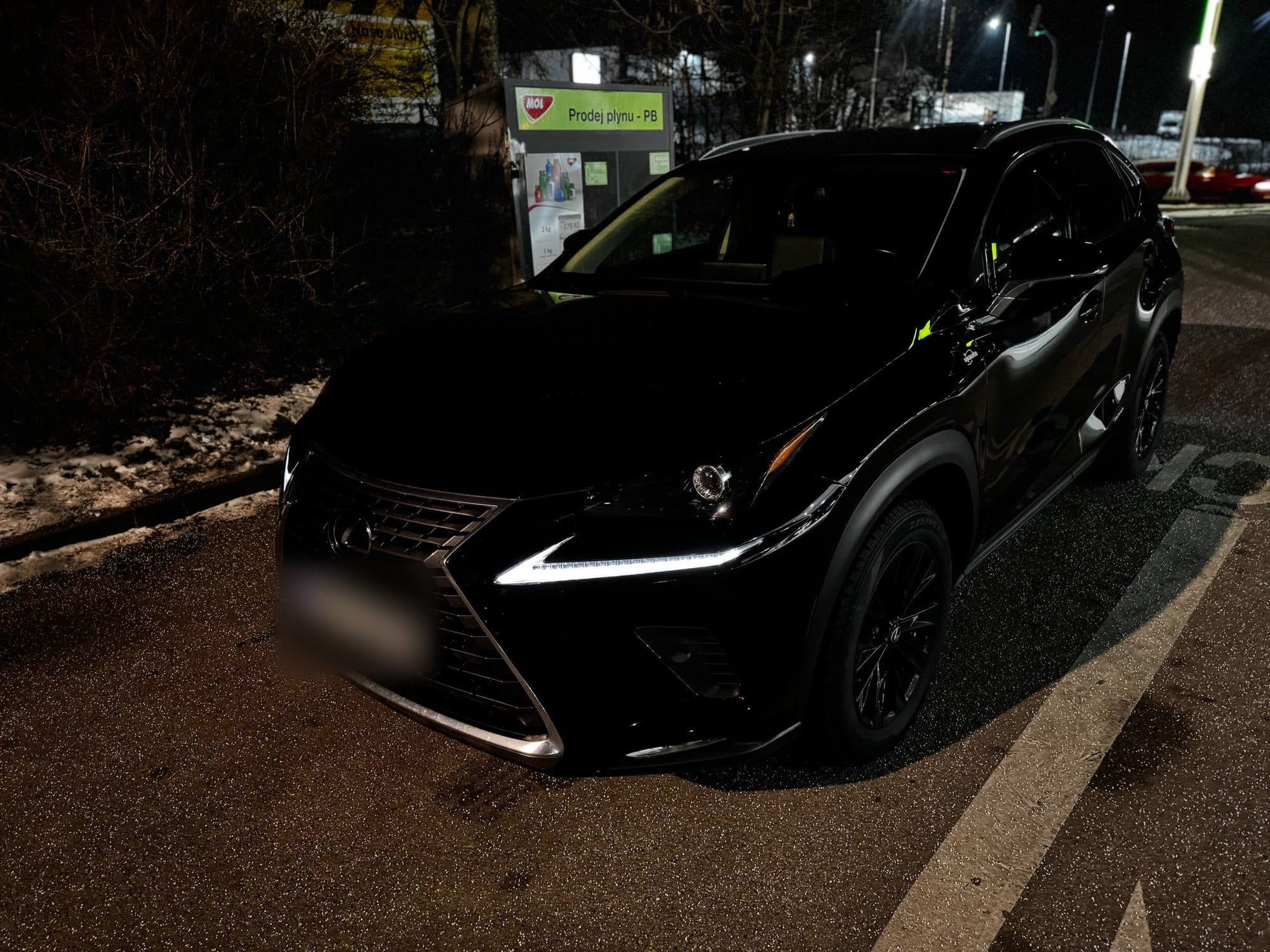 Černý Lexus SUV večer na parkovišti